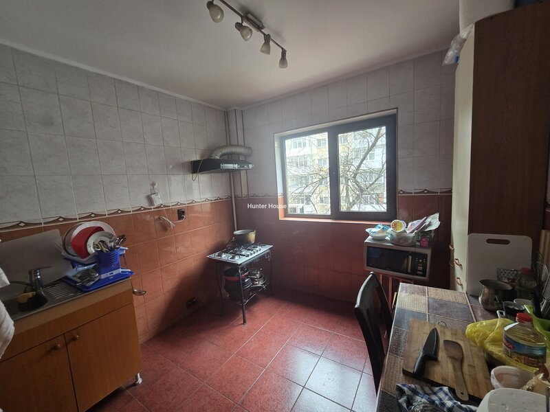 Gorjului, aproape de metrou, apartament 3 camere, 2 bai cu geam, bloc 1981.