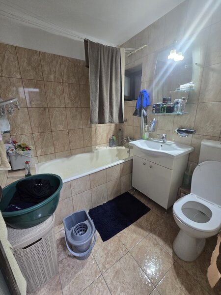 Gorjului, aproape de metrou, apartament 3 camere, 2 bai cu geam, bloc 1981.