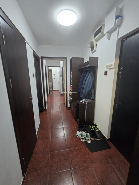 Gorjului, aproape de metrou, apartament 3 camere, 2 bai cu geam, bloc 1981.