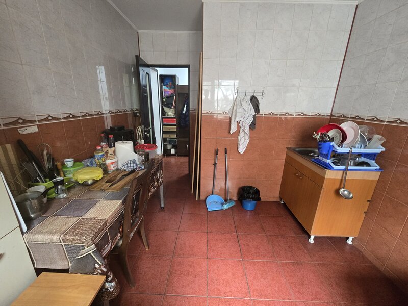 Gorjului, aproape de metrou, apartament 3 camere, 2 bai cu geam, bloc 1981.
