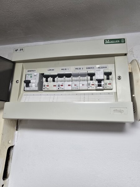 Gorjului, aproape de metrou, apartament 3 camere, 2 bai cu geam, bloc 1981.